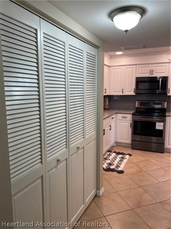 15 Victory Way Lake Placid, FL 33852 - Photo 13 of 36 a kitchen with stainless steel appliances kitchen island granite countertop a sink and a stove
