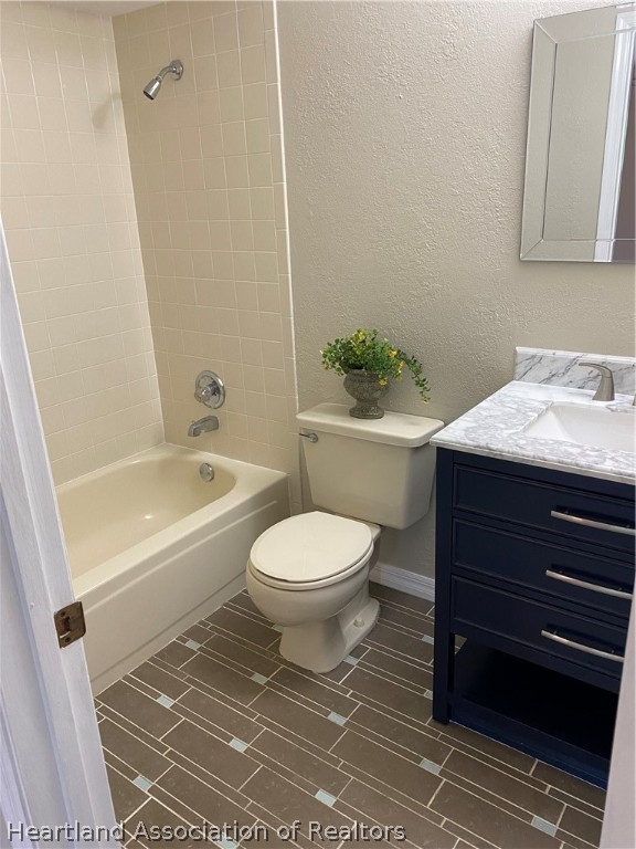 15 Victory Way Lake Placid, FL 33852 - Photo 20 of 36 a bathroom with a toilet a sink and bathtub
