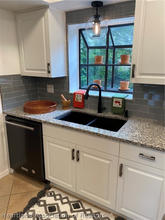 15 Victory Way Lake Placid, FL 33852 - Photo 9 of 36 a kitchen with granite countertop a sink and a stove