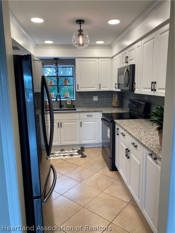 15 Victory Way Lake Placid, FL 33852 - Photo 10 of 36 a kitchen with stainless steel appliances granite countertop a sink stove and refrigerator