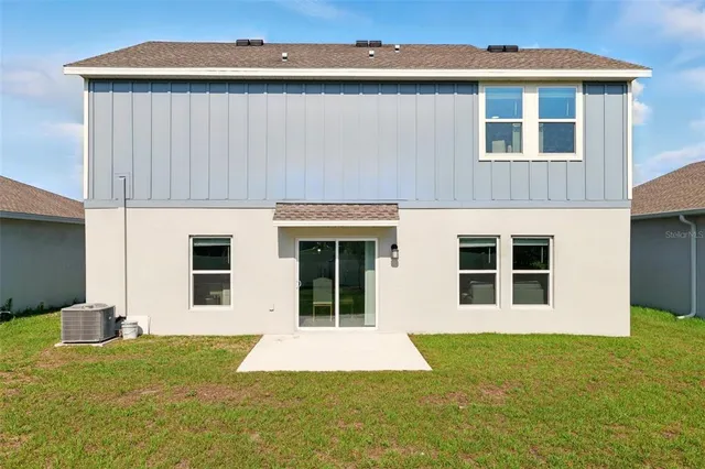 a view of a house with backyard and garden