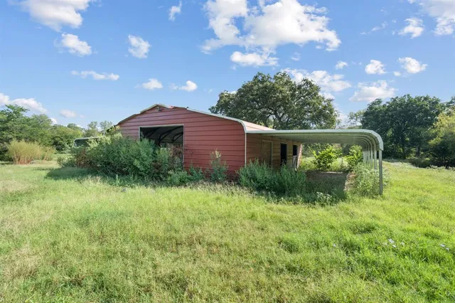 a view of a back yard