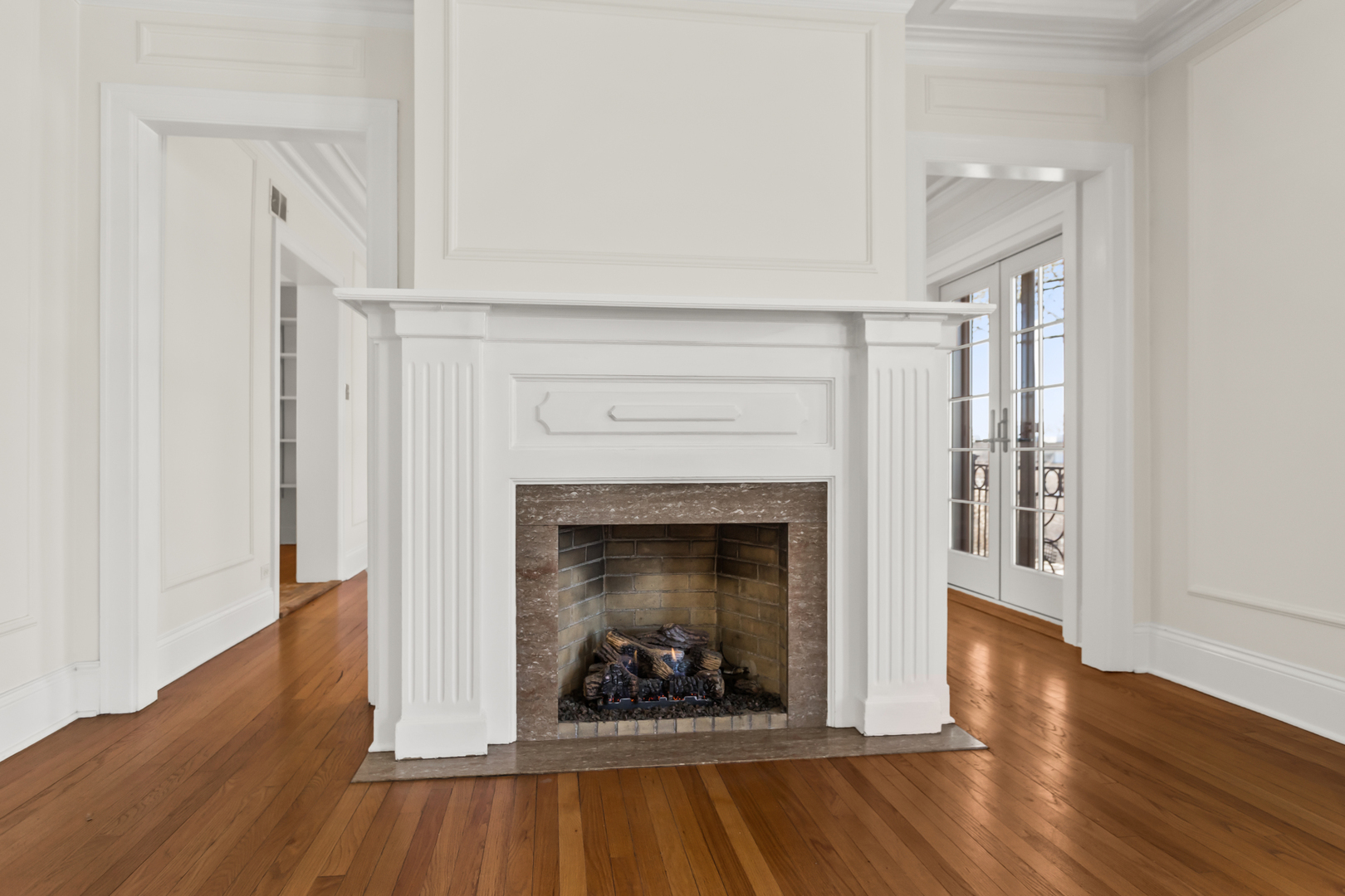 240 Lee Street, Unit 3 Evanston, IL 60202 - Photo 6 of 23 a living room with a fireplace