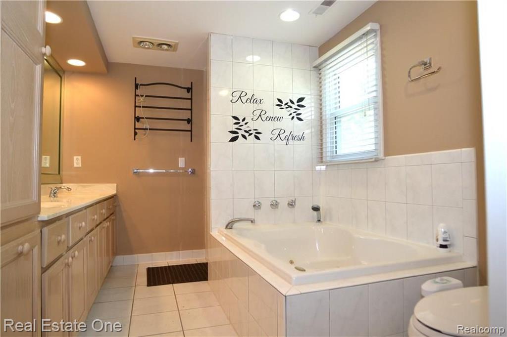 5574 Abington Road West Bloomfield, MI 48322 - Photo 24 of 34