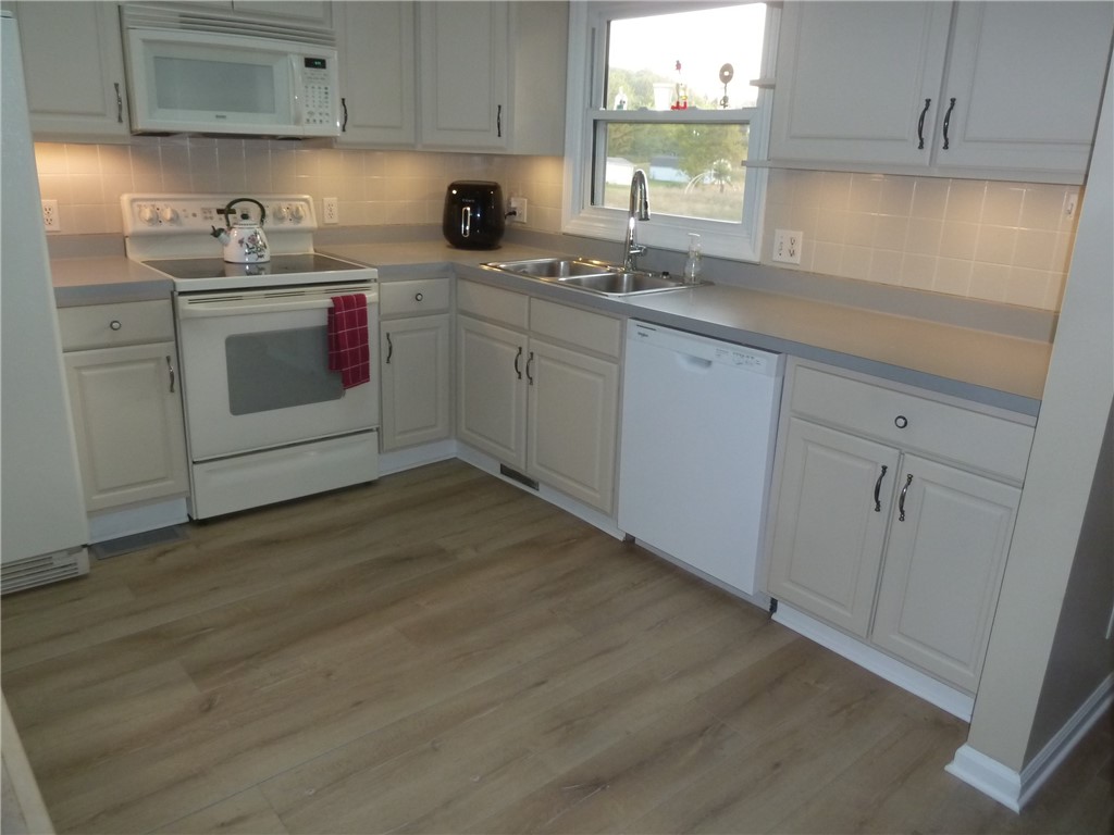 1247 Middle Road Henrietta, NY 14543 - Photo 10 of 35