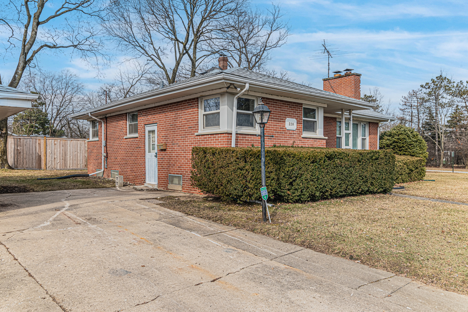 220 Wildwood Road Lake Forest, IL 60045 - Photo 3 of 16 Gallery Image 3