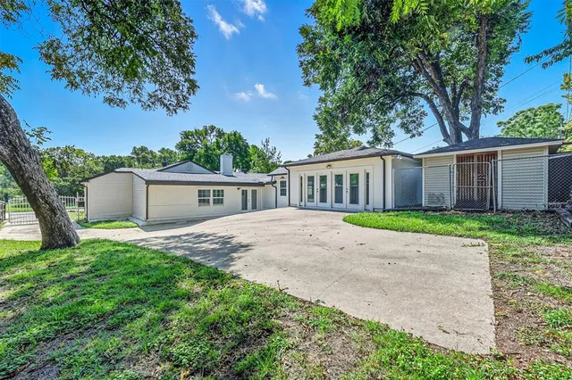 a view of house with a yard