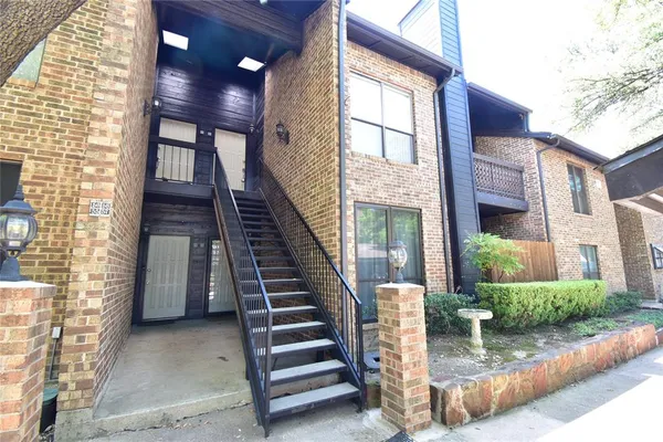 a view of an entryway of a house