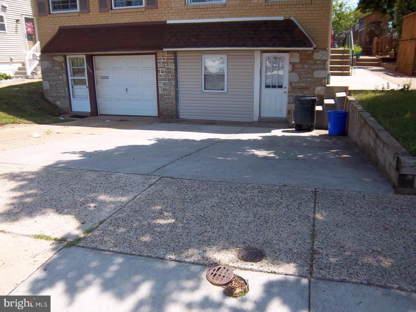 2811 Welsh Road Philadelphia, PA 19152 - Photo 2 of 24 Driveway