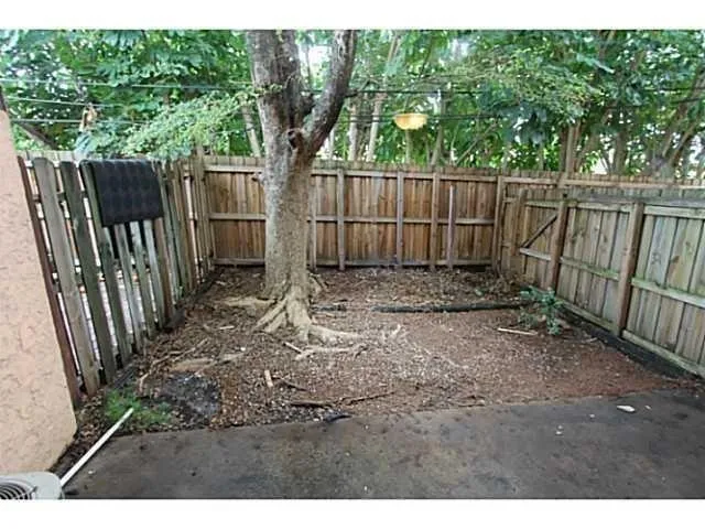 $2,000 | 140 Southeast 12th Avenue, Unit 5, Pompano Beach, FL 33060