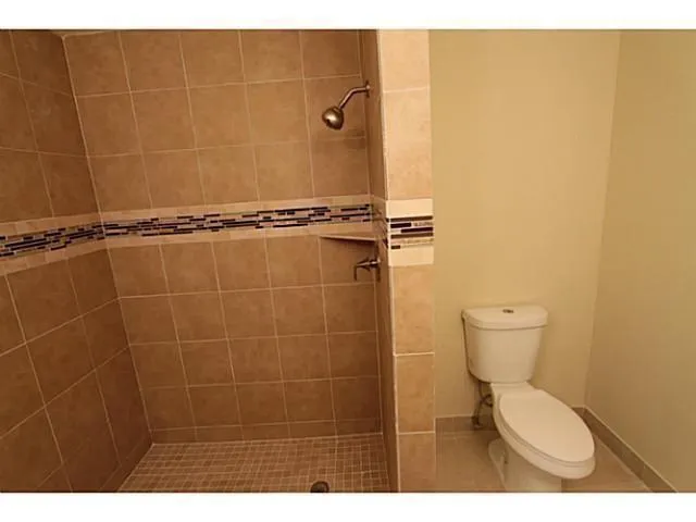 $2,000 | 140 Southeast 12th Avenue, Unit 5, Pompano Beach, FL 33060