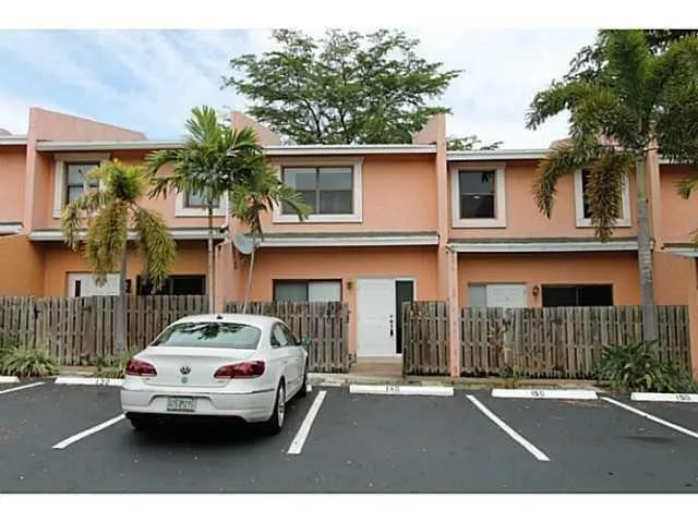 $2,000 | 140 Southeast 12th Avenue, Unit 5, Pompano Beach, FL 33060