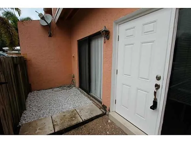 $2,000 | 140 Southeast 12th Avenue, Unit 5, Pompano Beach, FL 33060