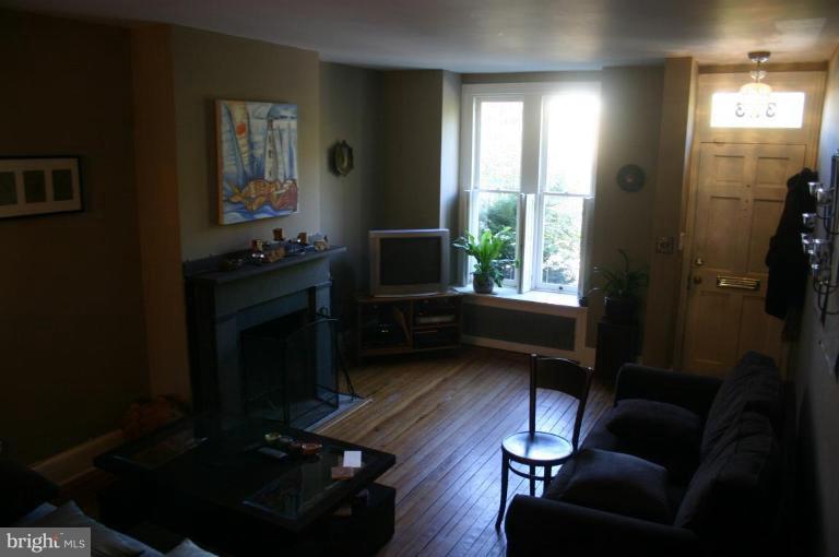 323 D Street Southeast Washington, DC 20003 - Photo 2 of 9 Living Room