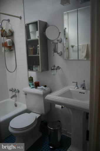 323 D Street Southeast Washington, DC 20003 - Photo 8 of 9 Bath #1
