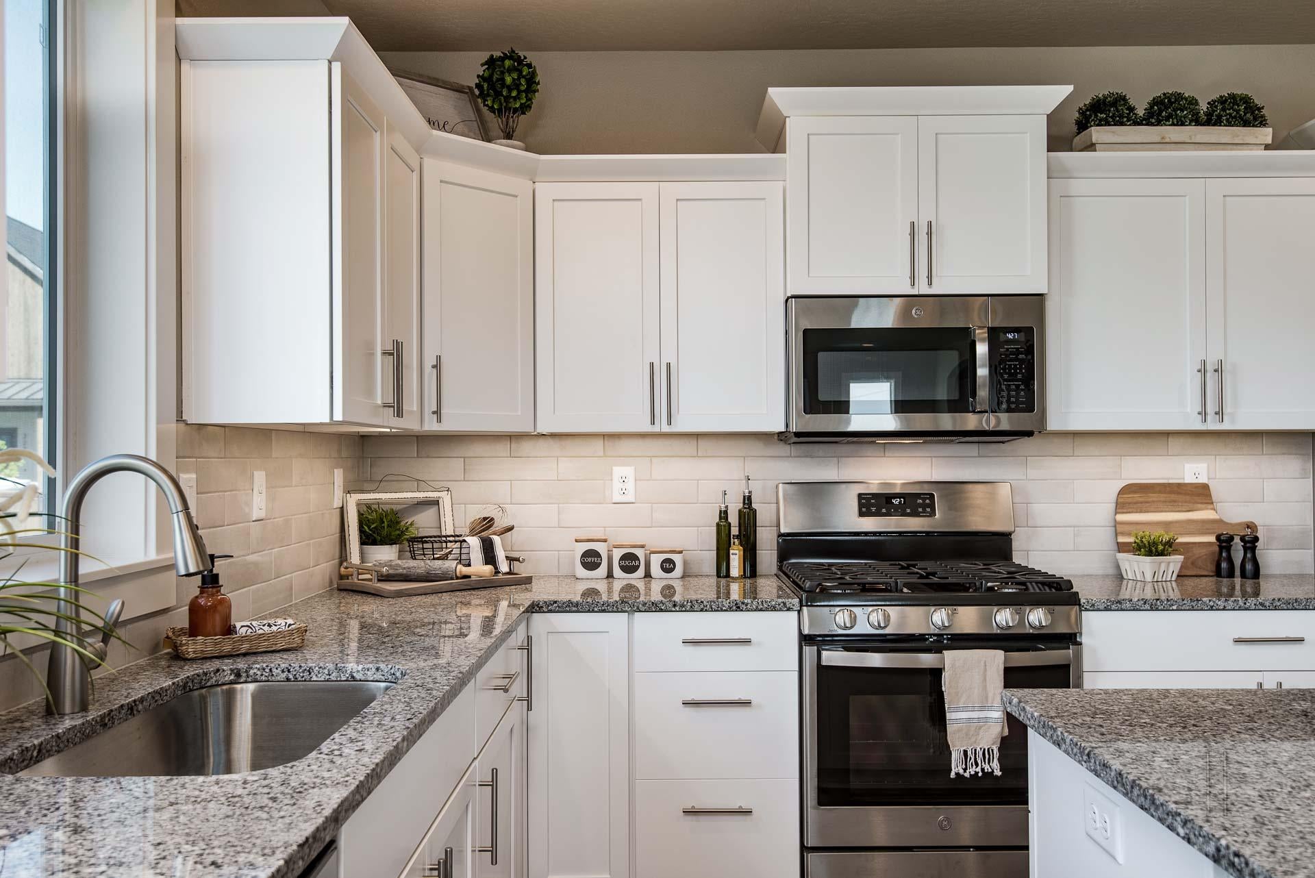 650 McKinney Ranch Road Sisters, OR 97759 - Photo 14 of 24 Stoneridge - KItchen (2)