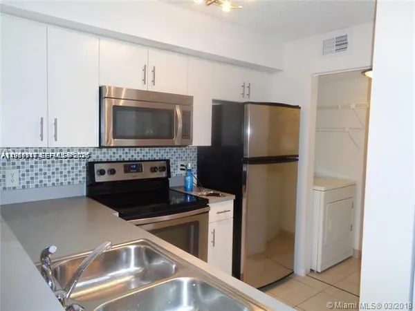 $2,450 | 650 South Park Road, Unit 215, Hollywood, FL 33021