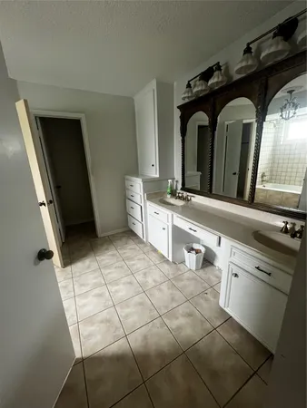 a view of entryway with window