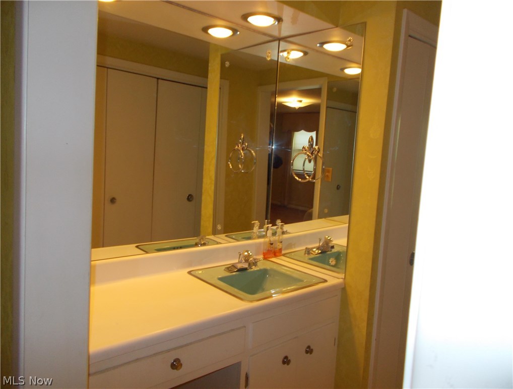 1237 Hereford Road Cleveland, OH 44118 - Photo 20 of 26 Gallery Image 20