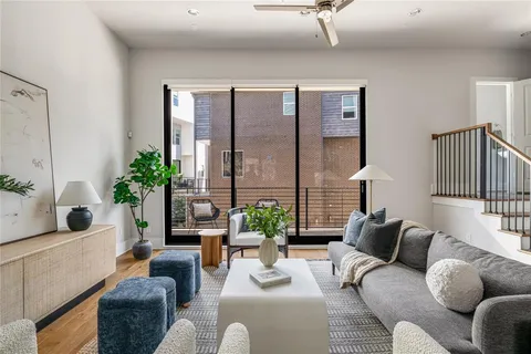 $575,000 | 381 East Greenbriar Lane, Unit 401, Dallas, TX 75203