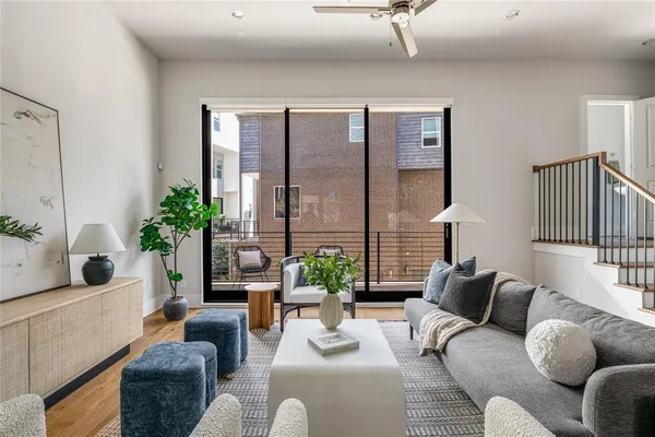 $575,000 | 381 East Greenbriar Lane, Unit 401, Dallas, TX 75203