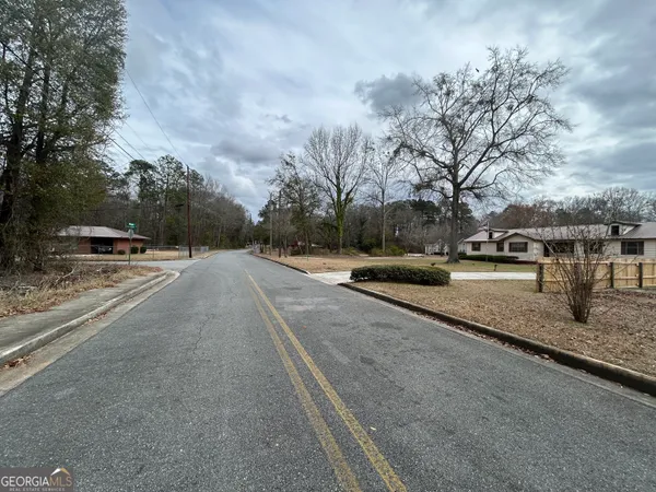 a view of road with yard