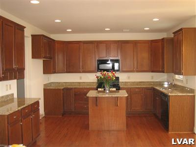 344 Royal Manor Road Easton, PA 18042 - Photo 2 of 12 Gallery Image 2