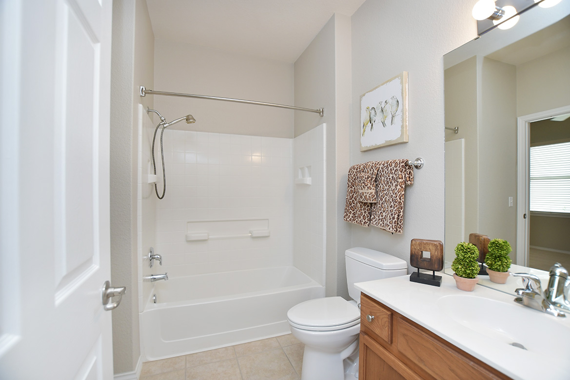 203 Winter Drive Georgetown, TX 78633 - Photo 22 of 29 Guest bathroom.