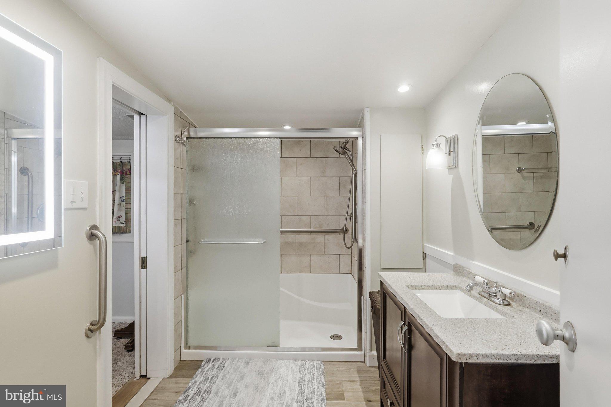 7920 Wellington Road Alexandria, VA 22308 - Photo 17 of 36 Main bath