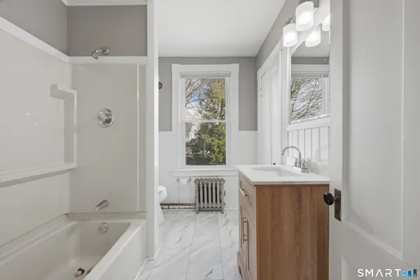 $1,900 | 43 Dunham Street, Norwich, CT 06360