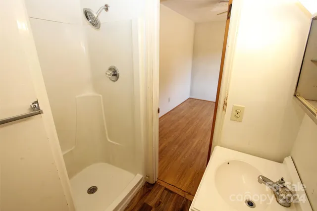 a view of empty room with ceiling fan