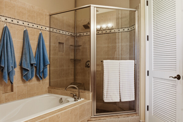 69-180 Waikoloa Beach Drive, Unit O1 Waikoloa, HI 96738 - Photo 16 of 29 a bathroom with a bathtub and a shower