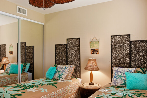 69-180 Waikoloa Beach Drive, Unit O1 Waikoloa, HI 96738 - Photo 22 of 29 a bedroom with a bed and a wall painting