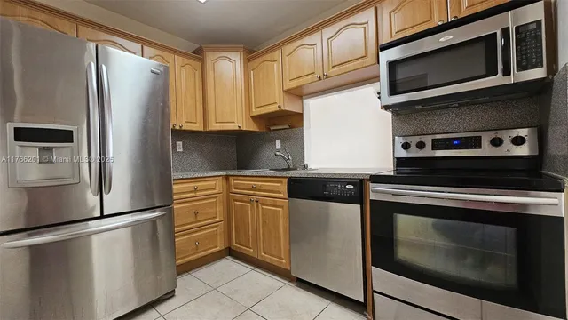 $250,000 | 13715 Kendale Lakes Circle, Unit A201, Miami, FL 33183