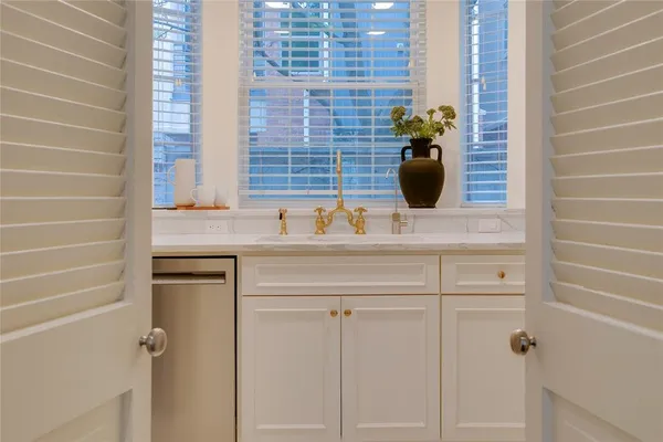 $425,000 | 4424 Holland Avenue, Unit 304, Dallas, TX 75219