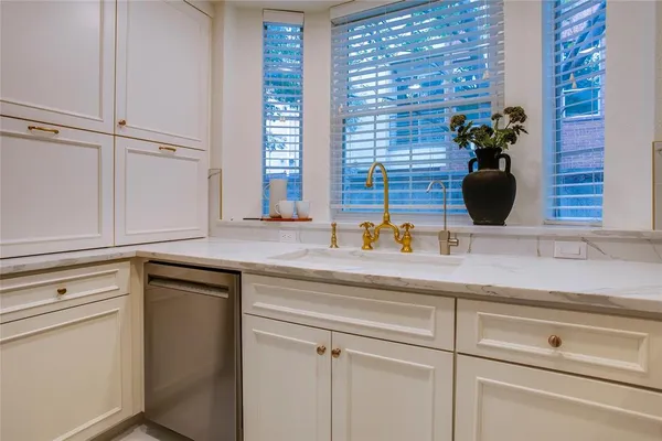 $425,000 | 4424 Holland Avenue, Unit 304, Dallas, TX 75219