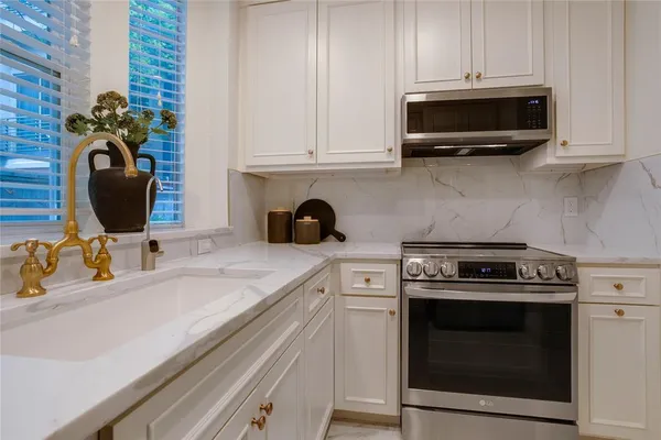 $425,000 | 4424 Holland Avenue, Unit 304, Dallas, TX 75219