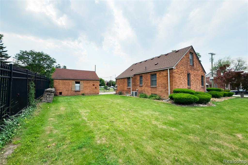 23211 Myrtle Street Dearborn, MI 48128 - Photo 31 of 36