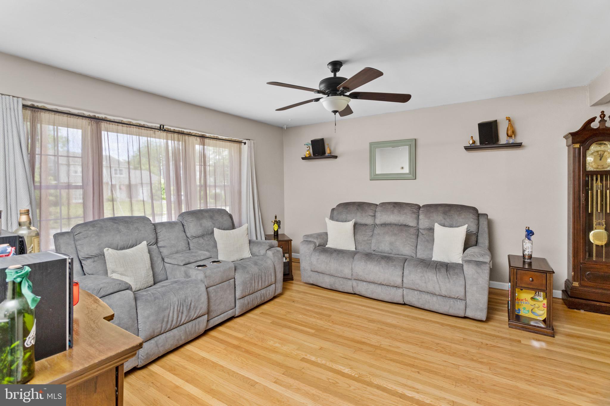 809 Woodlane Road Edgewater Park, NJ 08010 - Photo 6 of 30 Spacious Living Room
