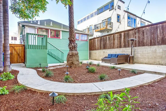 a view of a house with backyard and garden
