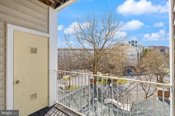 $435,000 | 1625 International Drive, Unit 203, McLean, VA 22102