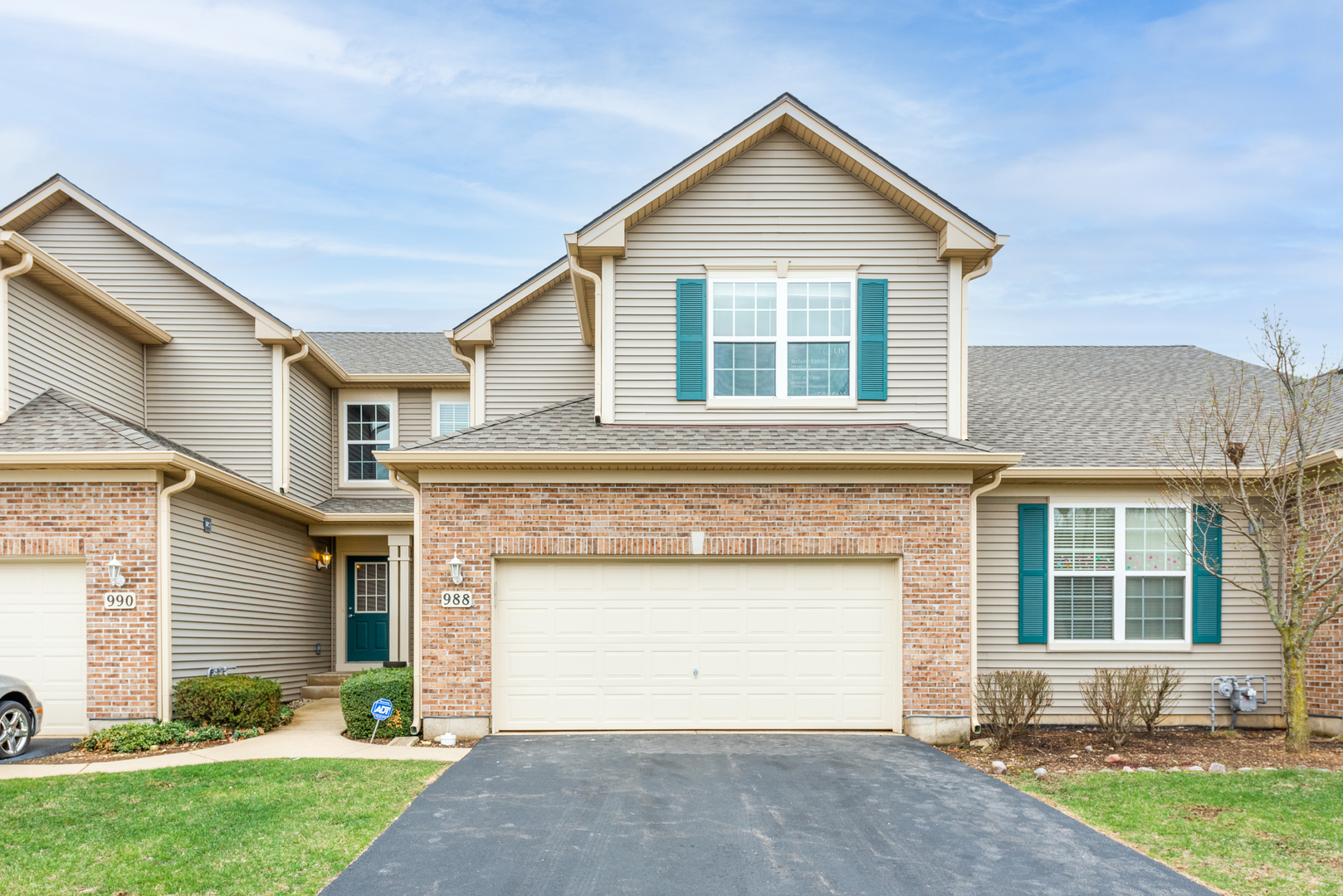 988 Oak Ridge Boulevard Elgin, IL 60120 - Photo 1 of 34 front view of a house and a yard