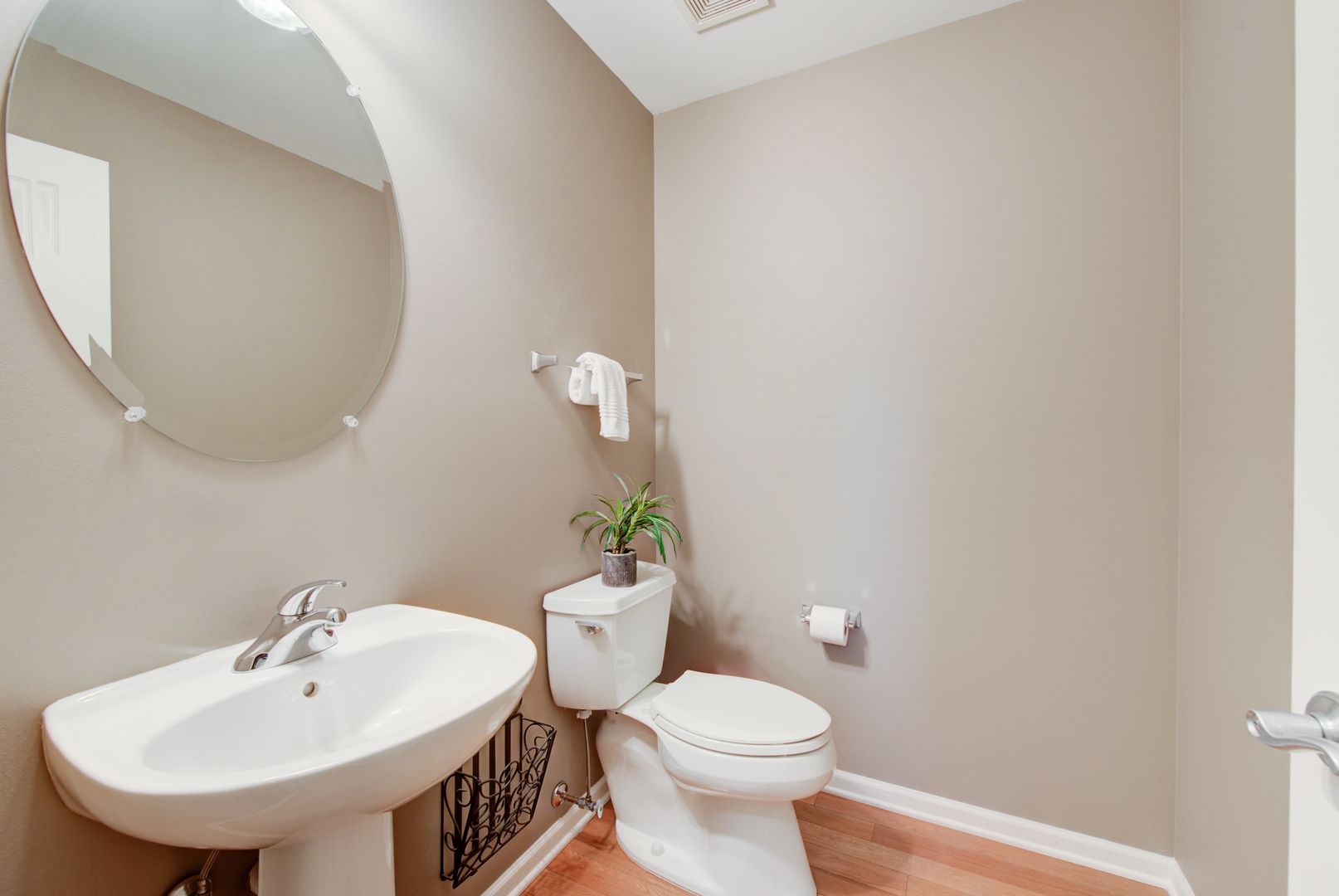 988 Oak Ridge Boulevard Elgin, IL 60120 - Photo 13 of 34 a bathroom with a sink a mirror and a toilet