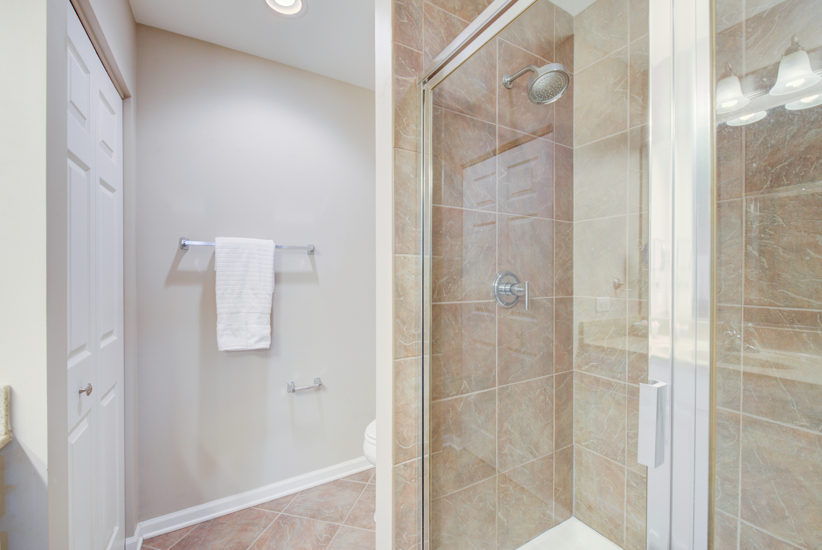 988 Oak Ridge Boulevard Elgin, IL 60120 - Photo 17 of 34 a bathroom with a shower