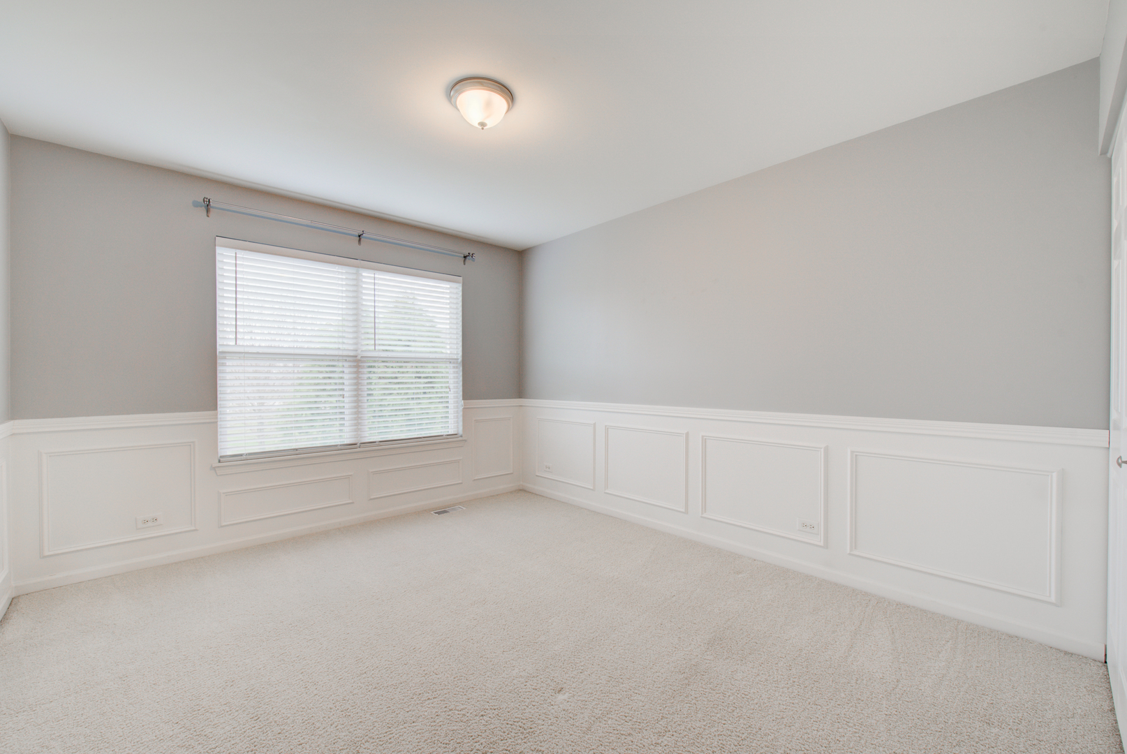 988 Oak Ridge Boulevard Elgin, IL 60120 - Photo 19 of 34 an empty room with a empty space and windows