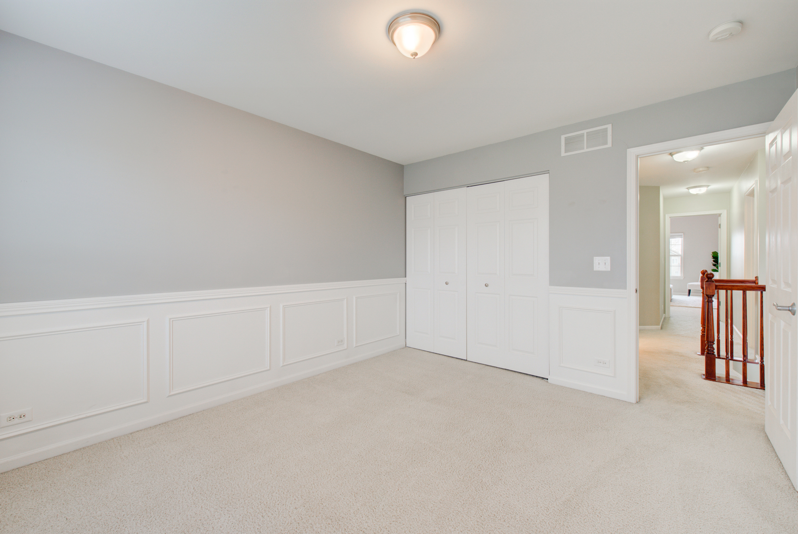 988 Oak Ridge Boulevard Elgin, IL 60120 - Photo 20 of 34 an empty room with staircase and white walls