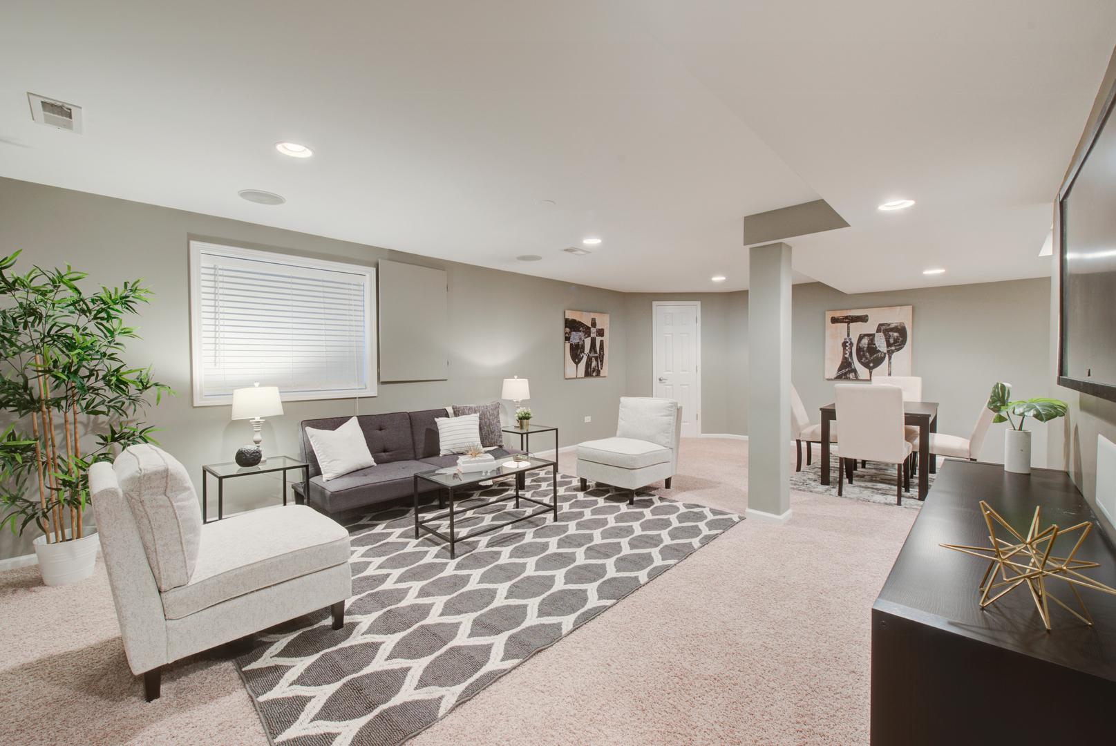 988 Oak Ridge Boulevard Elgin, IL 60120 - Photo 23 of 34 a living room with furniture