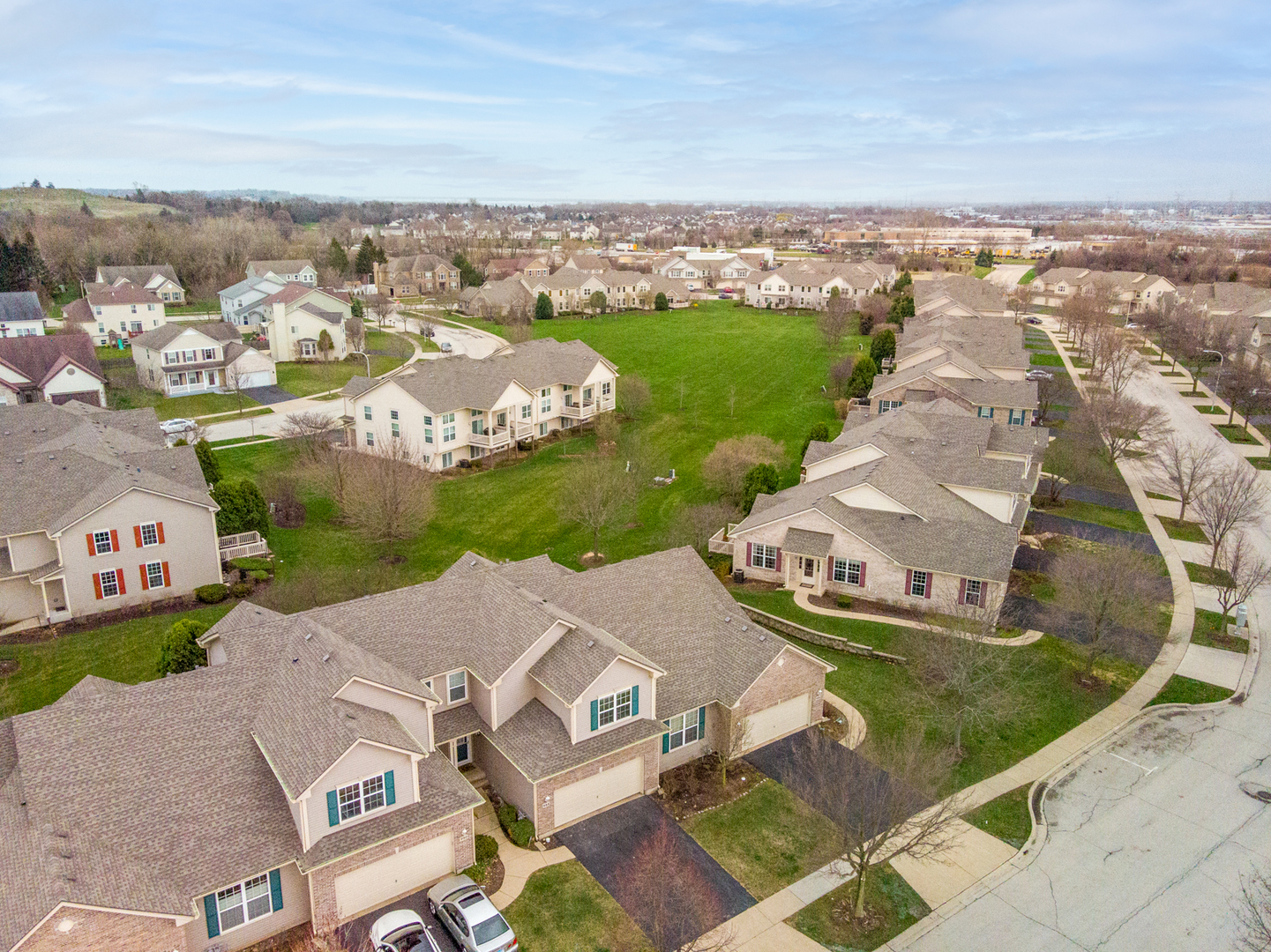 988 Oak Ridge Boulevard Elgin, IL 60120 - Photo 33 of 34 an aerial view of multiple house