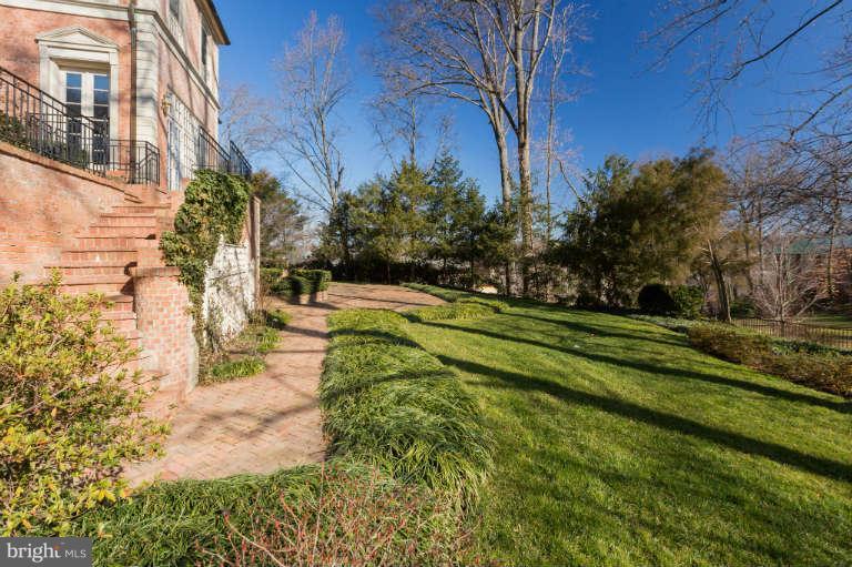 626 Chain Bridge Road McLean, VA 22101 - Photo 28 of 30 a view of a park with large trees
