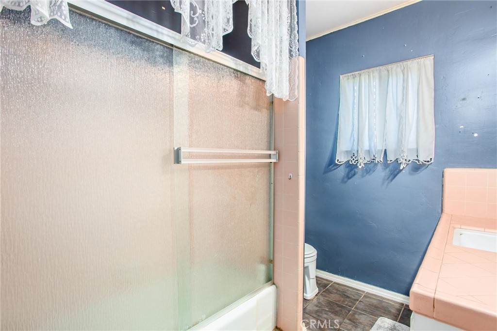 217 Syllmar Circle Calimesa, CA 92320 - Photo 16 of 28 a bathroom with a bathtub
